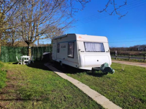 Caravane sur terrain en campagne